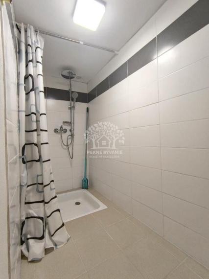 RODINNÝ DOM SO SAUNOU GARÁŽOU VONKAJŠÍM A VNÚTORNÝM KRBOM,DOMČEKOM PRE DETI POLOMKA HOREHRONIE V BLÍZKOSTI LYŽIARSKEHO VLEKU