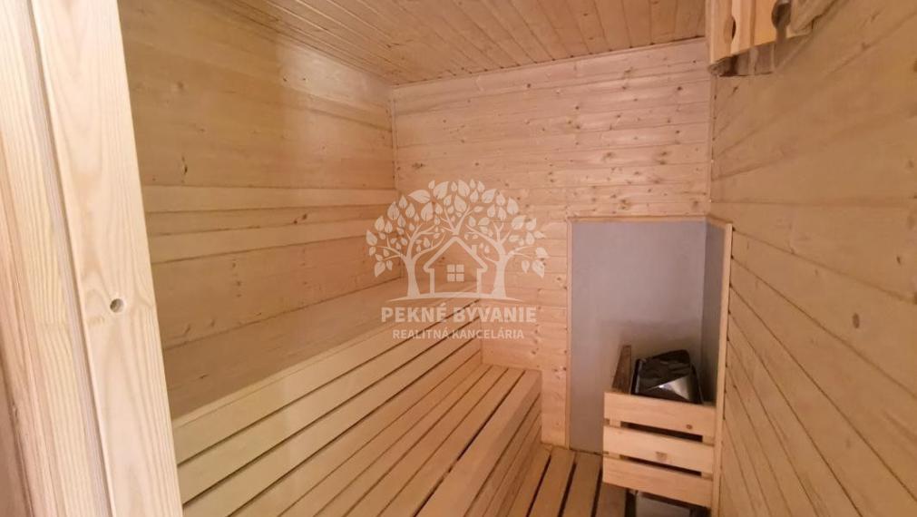 RODINNÝ DOM SO SAUNOU GARÁŽOU VONKAJŠÍM A VNÚTORNÝM KRBOM,DOMČEKOM PRE DETI POLOMKA HOREHRONIE V BLÍZKOSTI LYŽIARSKEHO VLEKU