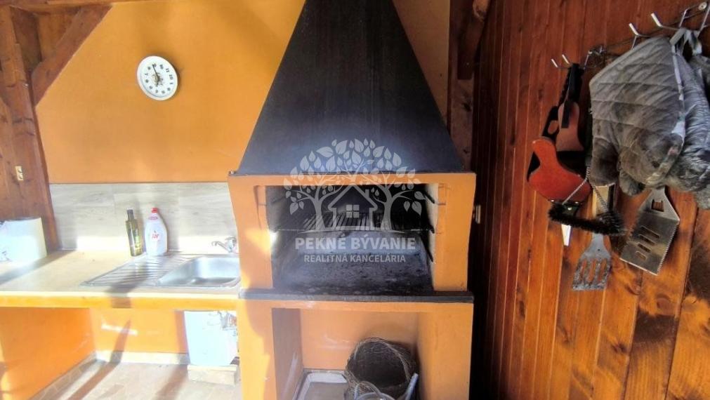 RODINNÝ DOM SO SAUNOU GARÁŽOU VONKAJŠÍM A VNÚTORNÝM KRBOM,DOMČEKOM PRE DETI POLOMKA HOREHRONIE V BLÍZKOSTI LYŽIARSKEHO VLEKU