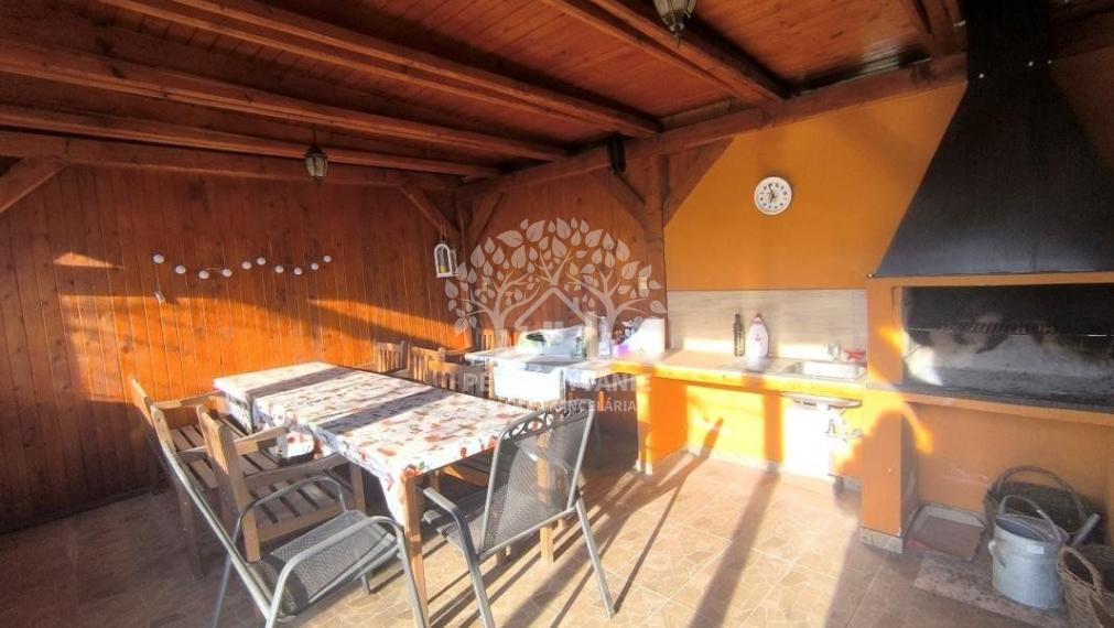 RODINNÝ DOM SO SAUNOU GARÁŽOU VONKAJŠÍM A VNÚTORNÝM KRBOM,DOMČEKOM PRE DETI POLOMKA HOREHRONIE V BLÍZKOSTI LYŽIARSKEHO VLEKU