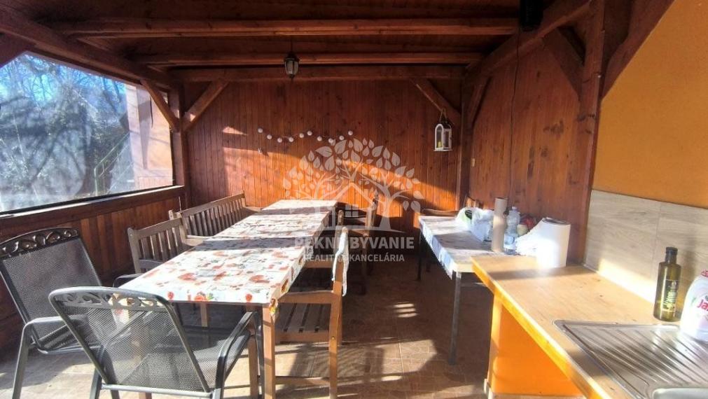RODINNÝ DOM SO SAUNOU GARÁŽOU VONKAJŠÍM A VNÚTORNÝM KRBOM,DOMČEKOM PRE DETI POLOMKA HOREHRONIE V BLÍZKOSTI LYŽIARSKEHO VLEKU