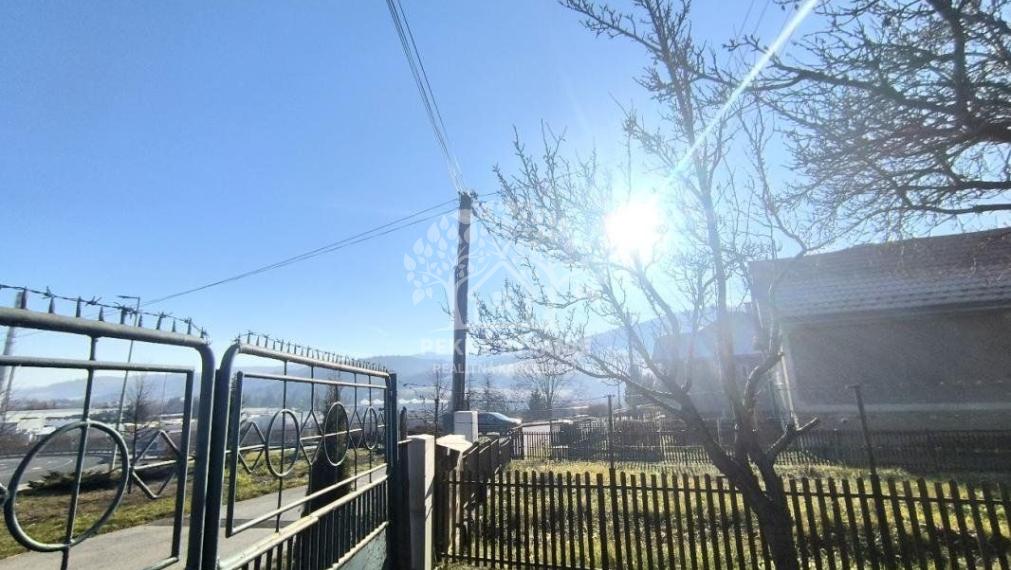 RODINNÝ DOM SO SAUNOU GARÁŽOU VONKAJŠÍM A VNÚTORNÝM KRBOM,DOMČEKOM PRE DETI POLOMKA HOREHRONIE V BLÍZKOSTI LYŽIARSKEHO VLEKU