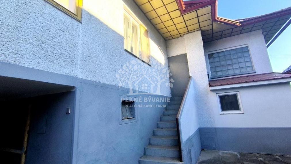 RODINNÝ DOM SO SAUNOU GARÁŽOU VONKAJŠÍM A VNÚTORNÝM KRBOM,DOMČEKOM PRE DETI POLOMKA HOREHRONIE V BLÍZKOSTI LYŽIARSKEHO VLEKU