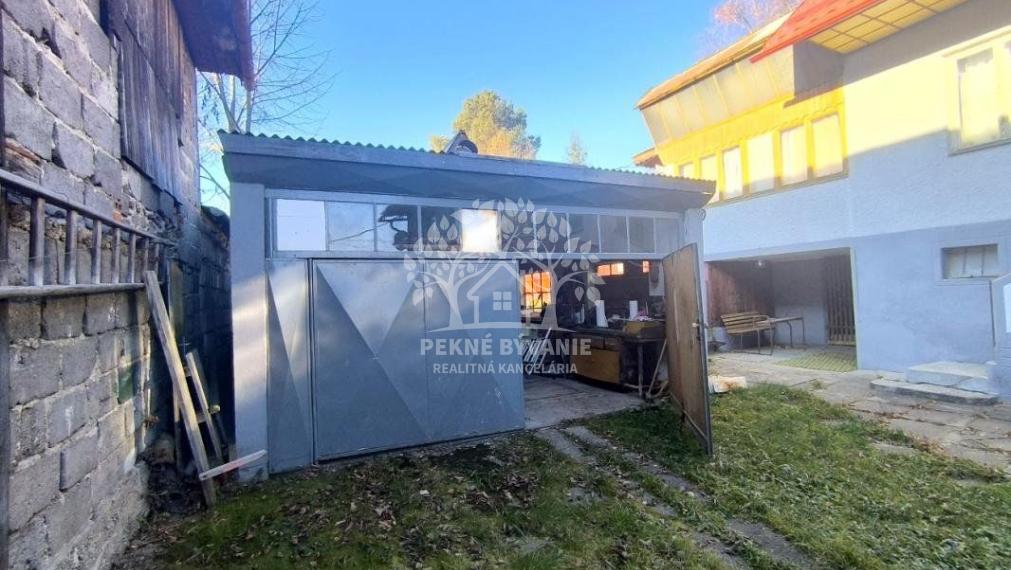 RODINNÝ DOM SO SAUNOU GARÁŽOU VONKAJŠÍM A VNÚTORNÝM KRBOM,DOMČEKOM PRE DETI POLOMKA HOREHRONIE V BLÍZKOSTI LYŽIARSKEHO VLEKU