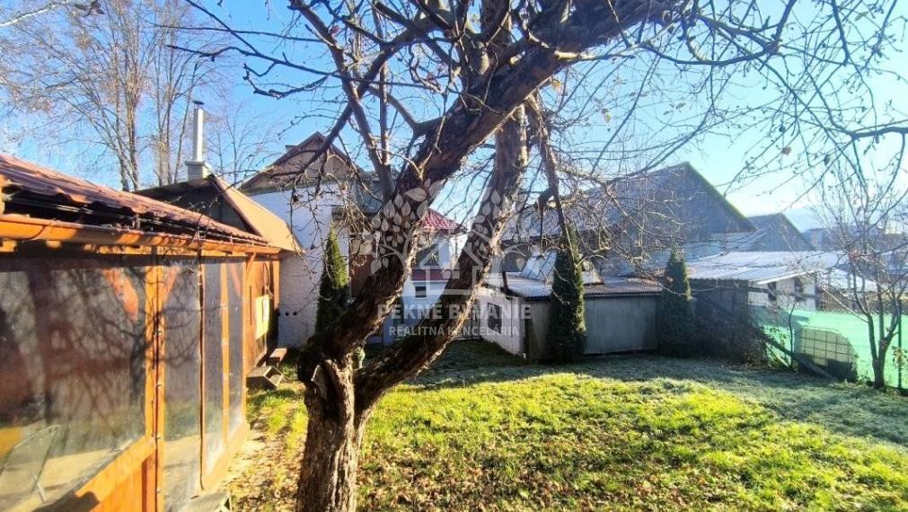 RODINNÝ DOM SO SAUNOU GARÁŽOU VONKAJŠÍM A VNÚTORNÝM KRBOM,DOMČEKOM PRE DETI POLOMKA HOREHRONIE V BLÍZKOSTI LYŽIARSKEHO VLEKU