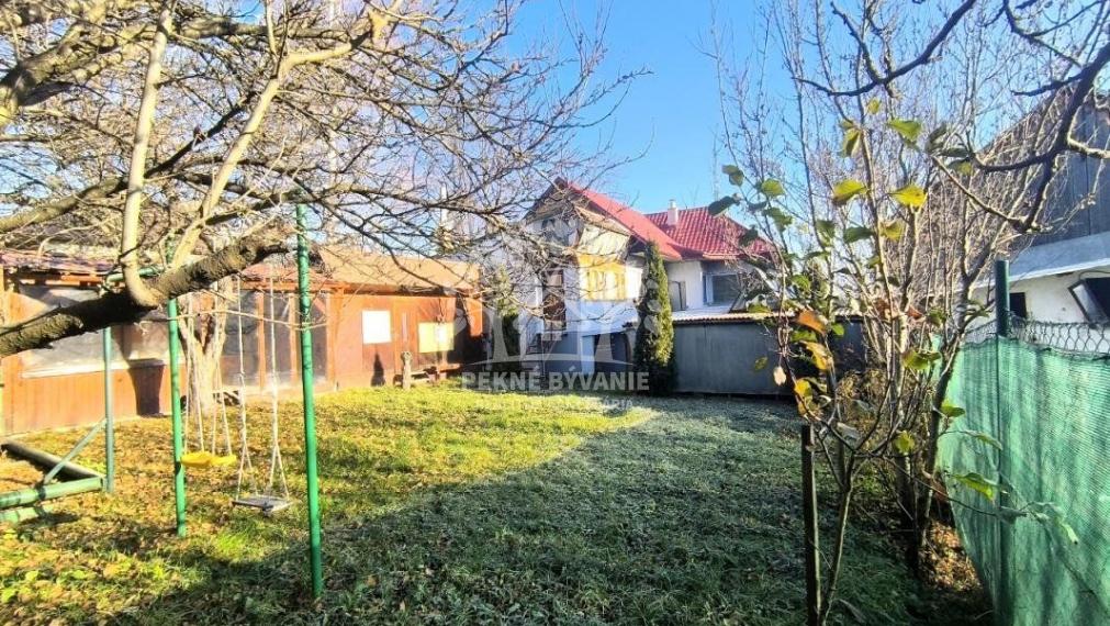 RODINNÝ DOM SO SAUNOU GARÁŽOU VONKAJŠÍM A VNÚTORNÝM KRBOM,DOMČEKOM PRE DETI POLOMKA HOREHRONIE V BLÍZKOSTI LYŽIARSKEHO VLEKU