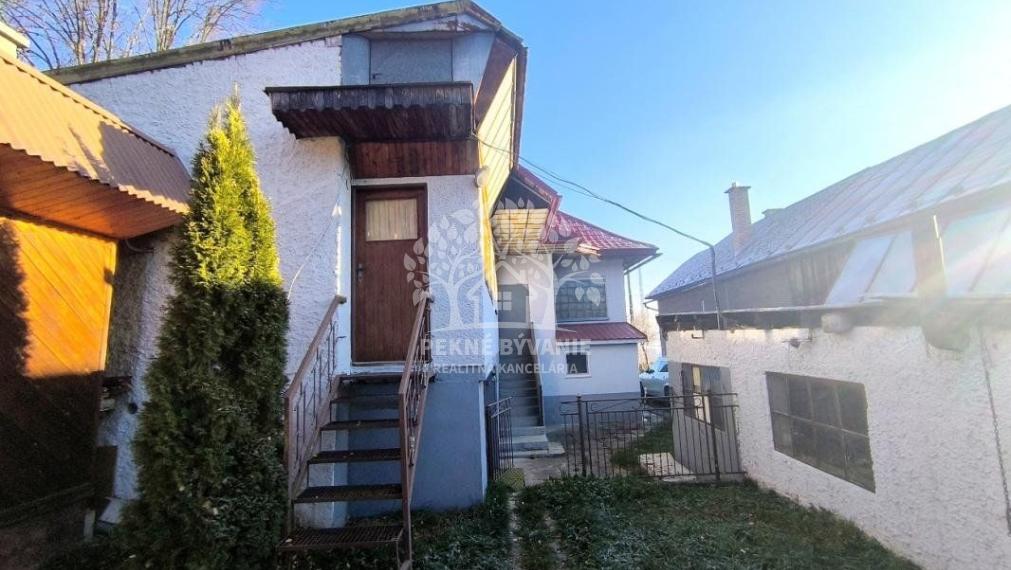 RODINNÝ DOM SO SAUNOU GARÁŽOU VONKAJŠÍM A VNÚTORNÝM KRBOM,DOMČEKOM PRE DETI POLOMKA HOREHRONIE V BLÍZKOSTI LYŽIARSKEHO VLEKU