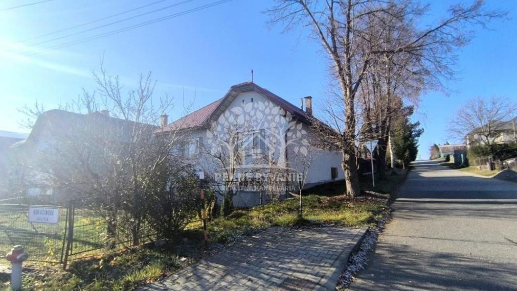 RODINNÝ DOM SO SAUNOU GARÁŽOU VONKAJŠÍM A VNÚTORNÝM KRBOM,DOMČEKOM PRE DETI POLOMKA HOREHRONIE V BLÍZKOSTI LYŽIARSKEHO VLEKU