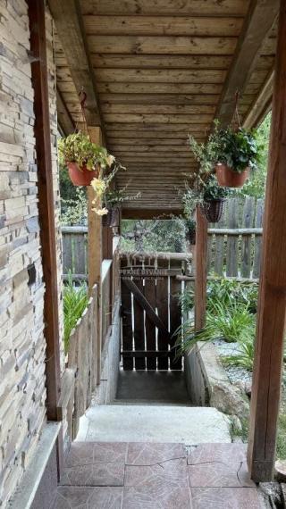 NA PREDAJ : RODINNÝ DOMČEK  A  MOBILNÝ DOM NA JEDNOM POZEMKU V PODBREZOVEJ