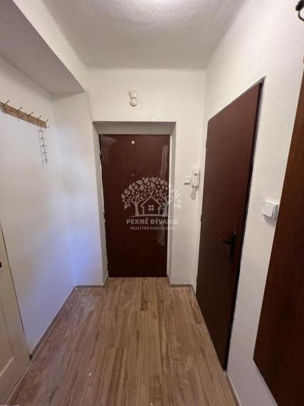 Na prenájom ponúkame 2 izbový byt vo Valaskej s balkónom