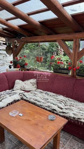 NA PREDAJ : RODINNÝ DOMČEK  A  MOBILNÝ DOM NA JEDNOM POZEMKU V PODBREZOVEJ