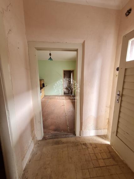 PREDAJ: dom v pôvodnom stave v kúpeľnej obci Brusno