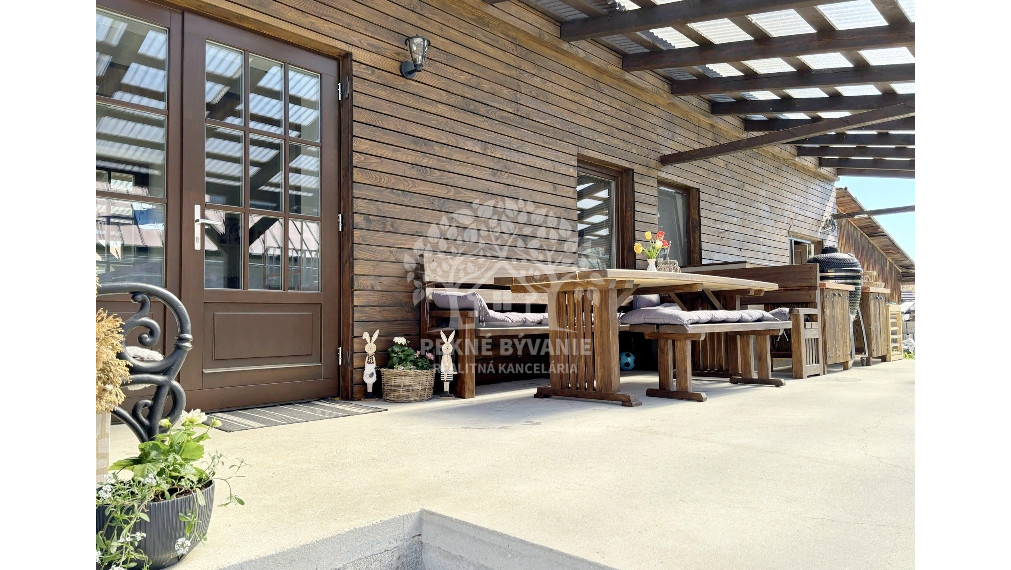 REZERVOVANÉ! NÁDHERNÝ DOM V TICHEJ BOČNEJ ULIČKE S TERASOU SO SLNEČNÝM POZEMKOM 895 M2 KVALITNE ZREKONŠTRUOVANÝ S POTOČIKOM ZA ZÁHRADOU MICHALOVÁ OKRES BREZNO