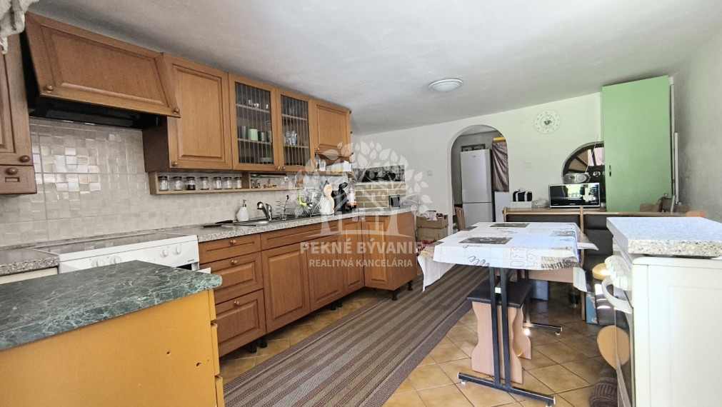 ROZPRÁVKOVÁ KOMPLETNE ZREKONŠTRUOVANÁ ZARIADENÁ CHATA NA LV RD JARABÁ PRI POTOČIKU