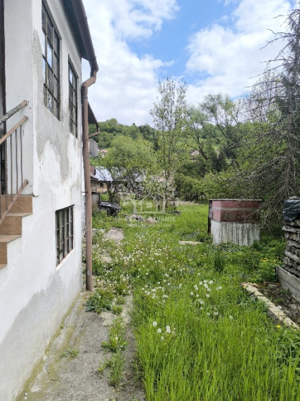 RD VYUŽITEĽNÝ AJ AKO CHALUPA, VHODNÝ NA BÝVANIE PODNIKANIE /PREDAJŇA,ZMRZLINA,KAVIAREŇ,REŠTAURÁCIA,ATĎ./ NA STRATEGICKOM MIESTE V CENTRE MÝTO POD ĎUMBIEROM