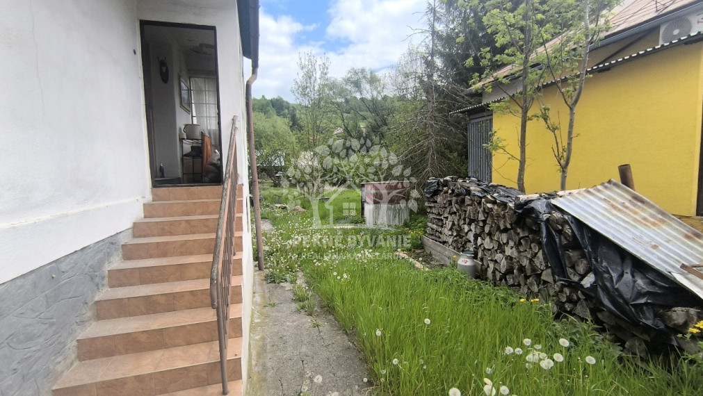 RD VYUŽITEĽNÝ AJ AKO CHALUPA, VHODNÝ NA BÝVANIE PODNIKANIE /PREDAJŇA,ZMRZLINA,KAVIAREŇ,REŠTAURÁCIA,ATĎ./ NA STRATEGICKOM MIESTE V CENTRE MÝTO POD ĎUMBIEROM