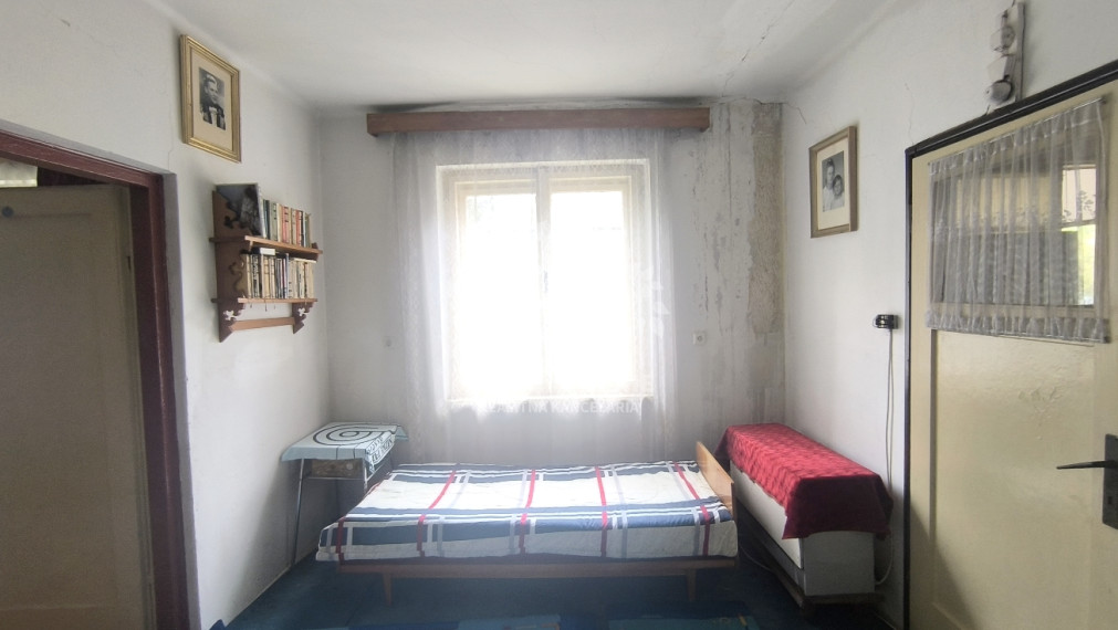 RD VYUŽITEĽNÝ AJ AKO CHALUPA, VHODNÝ NA BÝVANIE PODNIKANIE /PREDAJŇA,ZMRZLINA,KAVIAREŇ,REŠTAURÁCIA,ATĎ./ NA STRATEGICKOM MIESTE V CENTRE MÝTO POD ĎUMBIEROM