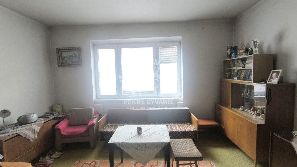 RD VYUŽITEĽNÝ AJ AKO CHALUPA, VHODNÝ NA BÝVANIE PODNIKANIE /PREDAJŇA,ZMRZLINA,KAVIAREŇ,REŠTAURÁCIA,ATĎ./ NA STRATEGICKOM MIESTE V CENTRE MÝTO POD ĎUMBIEROM