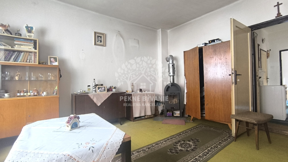 RD VYUŽITEĽNÝ AJ AKO CHALUPA, VHODNÝ NA BÝVANIE PODNIKANIE /PREDAJŇA,ZMRZLINA,KAVIAREŇ,REŠTAURÁCIA,ATĎ./ NA STRATEGICKOM MIESTE V CENTRE MÝTO POD ĎUMBIEROM