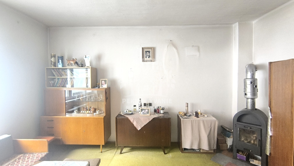 RD VYUŽITEĽNÝ AJ AKO CHALUPA, VHODNÝ NA BÝVANIE PODNIKANIE /PREDAJŇA,ZMRZLINA,KAVIAREŇ,REŠTAURÁCIA,ATĎ./ NA STRATEGICKOM MIESTE V CENTRE MÝTO POD ĎUMBIEROM