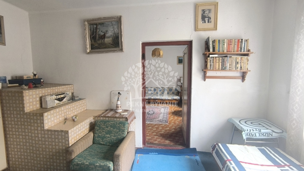 RD VYUŽITEĽNÝ AJ AKO CHALUPA, VHODNÝ NA BÝVANIE PODNIKANIE /PREDAJŇA,ZMRZLINA,KAVIAREŇ,REŠTAURÁCIA,ATĎ./ NA STRATEGICKOM MIESTE V CENTRE MÝTO POD ĎUMBIEROM