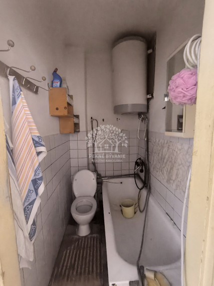 RD VYUŽITEĽNÝ AJ AKO CHALUPA, VHODNÝ NA BÝVANIE PODNIKANIE /PREDAJŇA,ZMRZLINA,KAVIAREŇ,REŠTAURÁCIA,ATĎ./ NA STRATEGICKOM MIESTE V CENTRE MÝTO POD ĎUMBIEROM