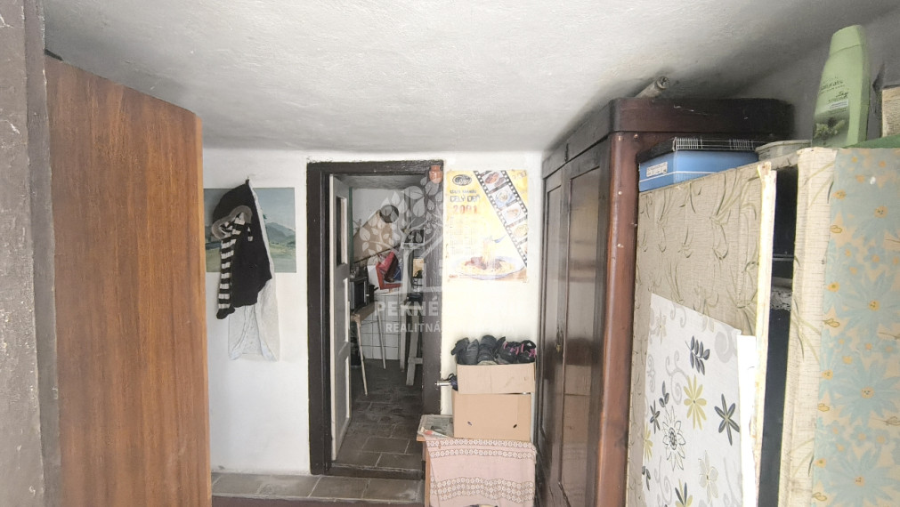 RD VYUŽITEĽNÝ AJ AKO CHALUPA, VHODNÝ NA BÝVANIE PODNIKANIE /PREDAJŇA,ZMRZLINA,KAVIAREŇ,REŠTAURÁCIA,ATĎ./ NA STRATEGICKOM MIESTE V CENTRE MÝTO POD ĎUMBIEROM