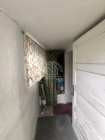 RD VYUŽITEĽNÝ AJ AKO CHALUPA, VHODNÝ NA BÝVANIE PODNIKANIE /PREDAJŇA,ZMRZLINA,KAVIAREŇ,REŠTAURÁCIA,ATĎ./ NA STRATEGICKOM MIESTE V CENTRE MÝTO POD ĎUMBIEROM