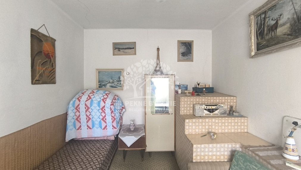 RD VYUŽITEĽNÝ AJ AKO CHALUPA, VHODNÝ NA BÝVANIE PODNIKANIE /PREDAJŇA,ZMRZLINA,KAVIAREŇ,REŠTAURÁCIA,ATĎ./ NA STRATEGICKOM MIESTE V CENTRE MÝTO POD ĎUMBIEROM