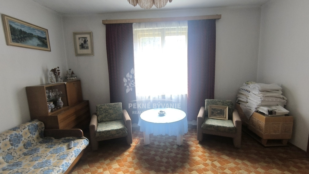 RD VYUŽITEĽNÝ AJ AKO CHALUPA, VHODNÝ NA BÝVANIE PODNIKANIE /PREDAJŇA,ZMRZLINA,KAVIAREŇ,REŠTAURÁCIA,ATĎ./ NA STRATEGICKOM MIESTE V CENTRE MÝTO POD ĎUMBIEROM