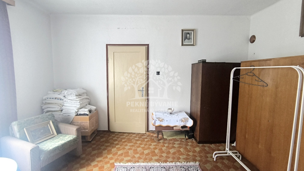 RD VYUŽITEĽNÝ AJ AKO CHALUPA, VHODNÝ NA BÝVANIE PODNIKANIE /PREDAJŇA,ZMRZLINA,KAVIAREŇ,REŠTAURÁCIA,ATĎ./ NA STRATEGICKOM MIESTE V CENTRE MÝTO POD ĎUMBIEROM