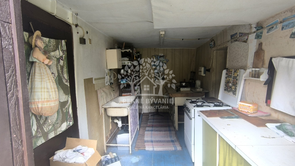 RD VYUŽITEĽNÝ AJ AKO CHALUPA, VHODNÝ NA BÝVANIE PODNIKANIE /PREDAJŇA,ZMRZLINA,KAVIAREŇ,REŠTAURÁCIA,ATĎ./ NA STRATEGICKOM MIESTE V CENTRE MÝTO POD ĎUMBIEROM