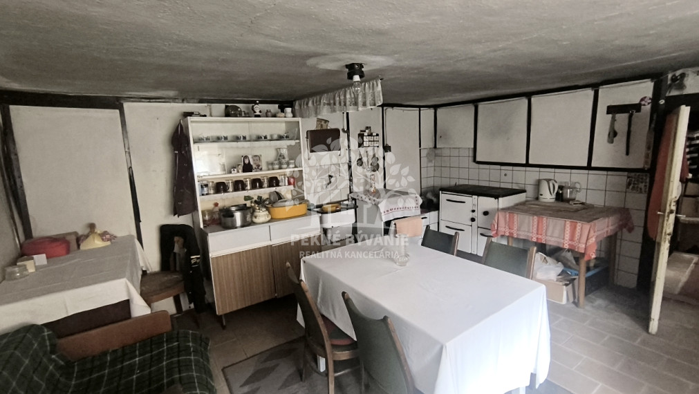 RD VYUŽITEĽNÝ AJ AKO CHALUPA, VHODNÝ NA BÝVANIE PODNIKANIE /PREDAJŇA,ZMRZLINA,KAVIAREŇ,REŠTAURÁCIA,ATĎ./ NA STRATEGICKOM MIESTE V CENTRE MÝTO POD ĎUMBIEROM