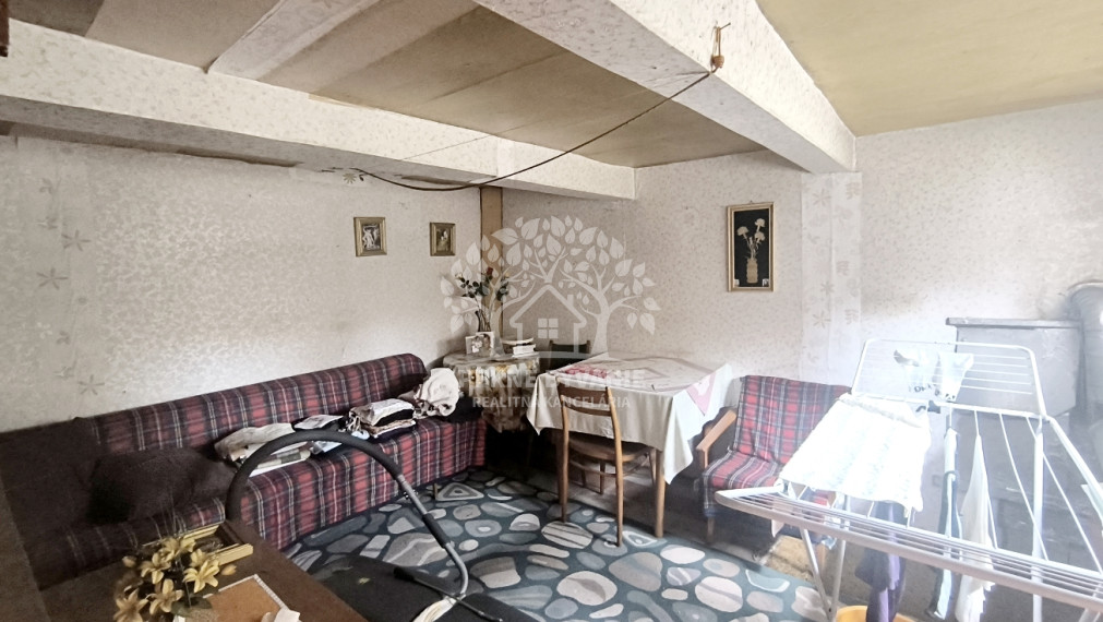 RD VYUŽITEĽNÝ AJ AKO CHALUPA, VHODNÝ NA BÝVANIE PODNIKANIE /PREDAJŇA,ZMRZLINA,KAVIAREŇ,REŠTAURÁCIA,ATĎ./ NA STRATEGICKOM MIESTE V CENTRE MÝTO POD ĎUMBIEROM