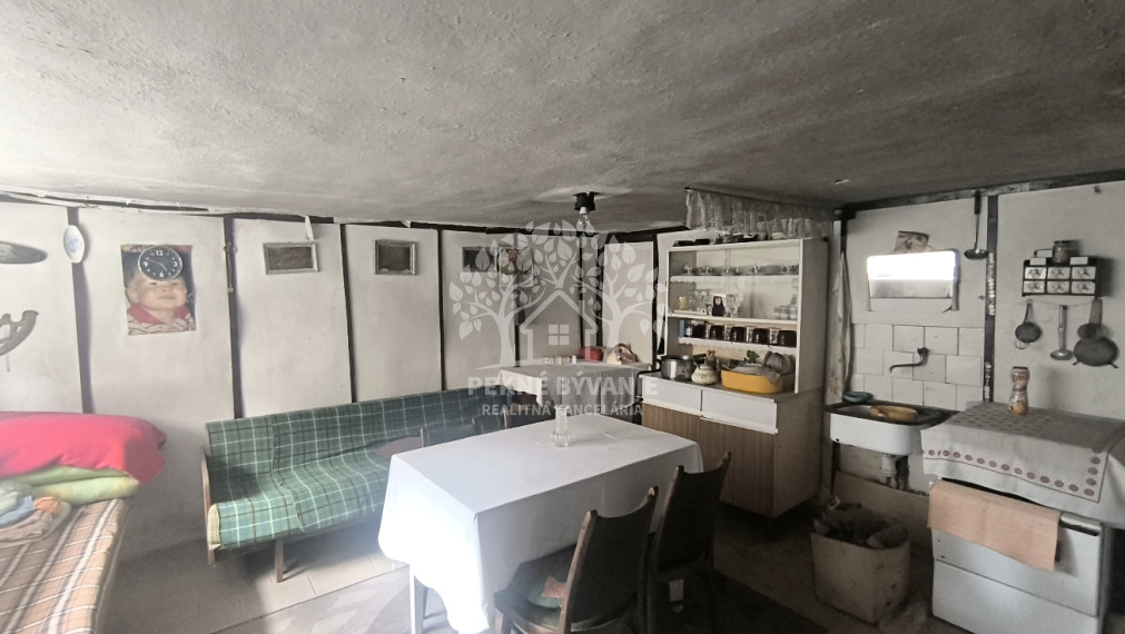 RD VYUŽITEĽNÝ AJ AKO CHALUPA, VHODNÝ NA BÝVANIE PODNIKANIE /PREDAJŇA,ZMRZLINA,KAVIAREŇ,REŠTAURÁCIA,ATĎ./ NA STRATEGICKOM MIESTE V CENTRE MÝTO POD ĎUMBIEROM