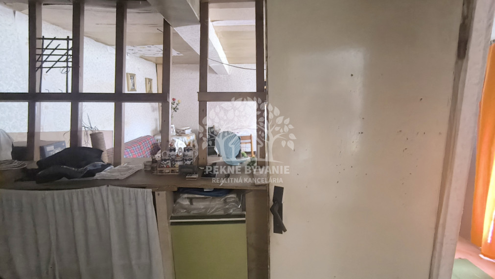 RD VYUŽITEĽNÝ AJ AKO CHALUPA, VHODNÝ NA BÝVANIE PODNIKANIE /PREDAJŇA,ZMRZLINA,KAVIAREŇ,REŠTAURÁCIA,ATĎ./ NA STRATEGICKOM MIESTE V CENTRE MÝTO POD ĎUMBIEROM