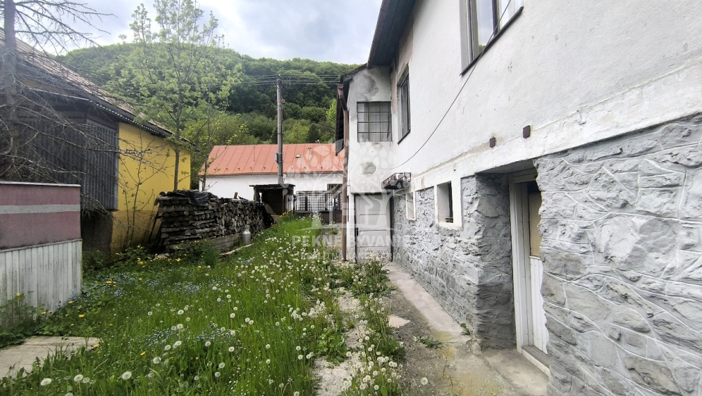 RD VYUŽITEĽNÝ AJ AKO CHALUPA, VHODNÝ NA BÝVANIE PODNIKANIE /PREDAJŇA,ZMRZLINA,KAVIAREŇ,REŠTAURÁCIA,ATĎ./ NA STRATEGICKOM MIESTE V CENTRE MÝTO POD ĎUMBIEROM