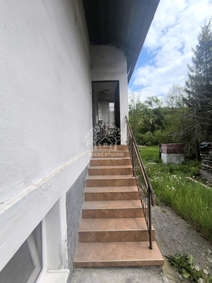 RD VYUŽITEĽNÝ AJ AKO CHALUPA, VHODNÝ NA BÝVANIE PODNIKANIE /PREDAJŇA,ZMRZLINA,KAVIAREŇ,REŠTAURÁCIA,ATĎ./ NA STRATEGICKOM MIESTE V CENTRE MÝTO POD ĎUMBIEROM