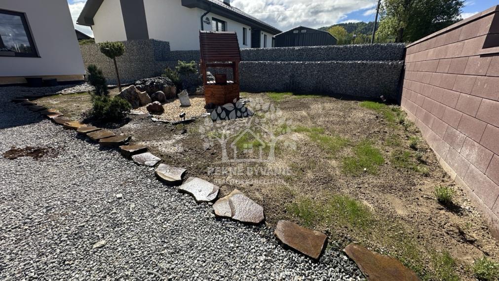 Skolaudovaná novostavba, nová terasa, nový plot nová skalka