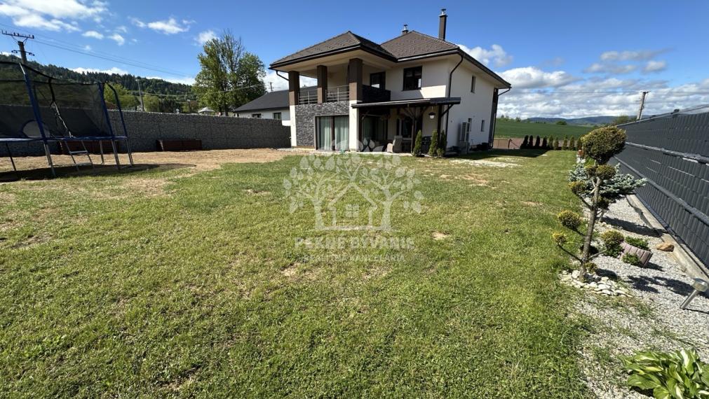 Skolaudovaná novostavba, nová terasa, nový plot nová skalka