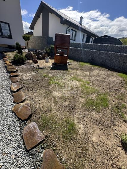 Skolaudovaná novostavba, nová terasa, nový plot nová skalka