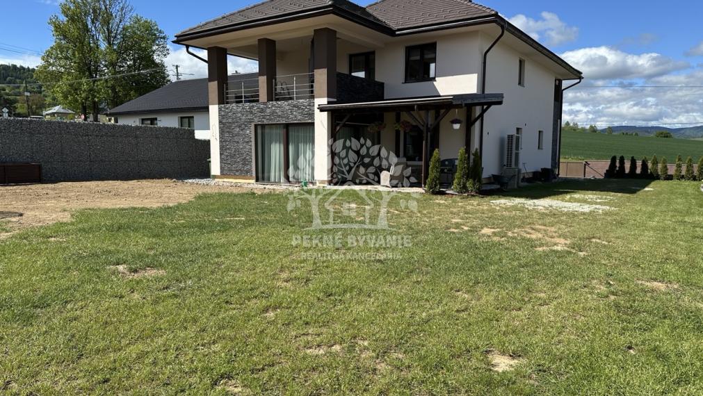 Skolaudovaná novostavba, nová terasa, nový plot nová skalka