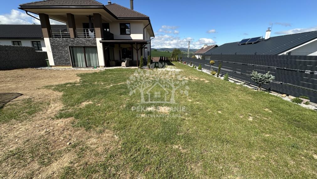 Skolaudovaná novostavba, nová terasa, nový plot nová skalka