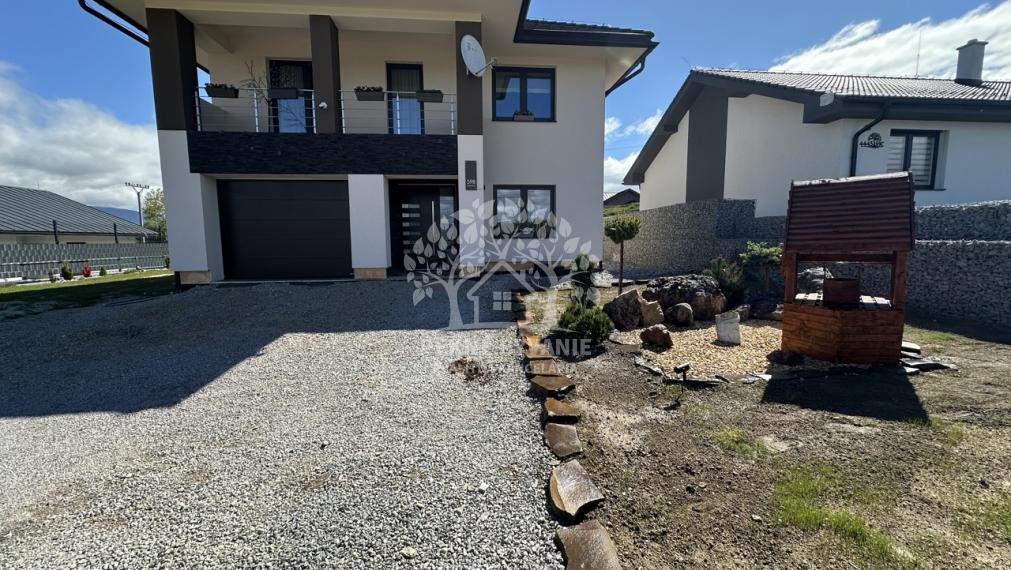 Skolaudovaná novostavba, nová terasa, nový plot nová skalka