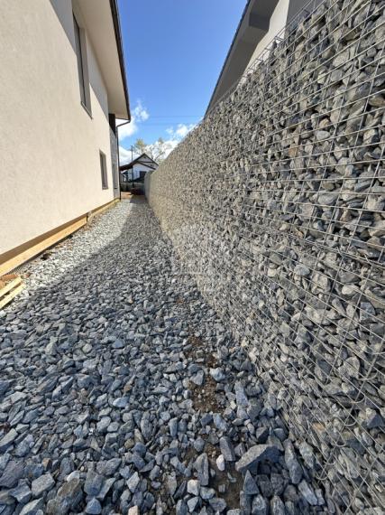 Skolaudovaná novostavba, nová terasa, nový plot nová skalka