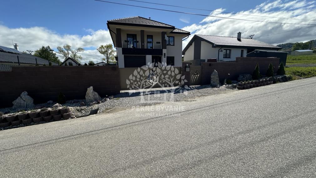 Skolaudovaná novostavba, nová terasa, nový plot nová skalka