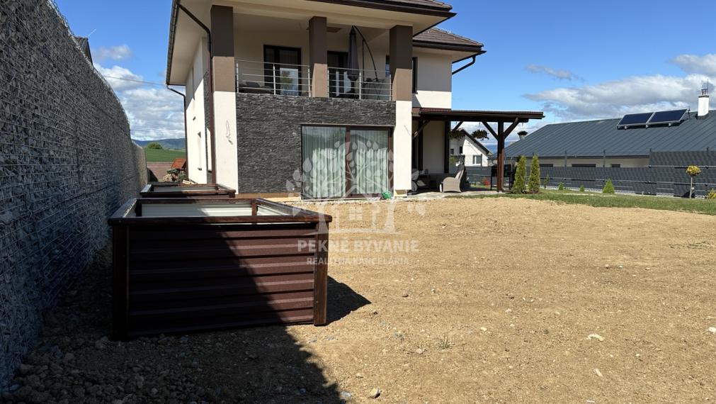 Skolaudovaná novostavba, nová terasa, nový plot nová skalka