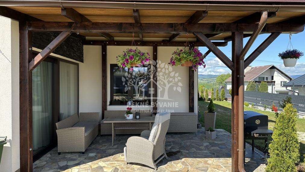 Skolaudovaná novostavba, nová terasa, nový plot nová skalka