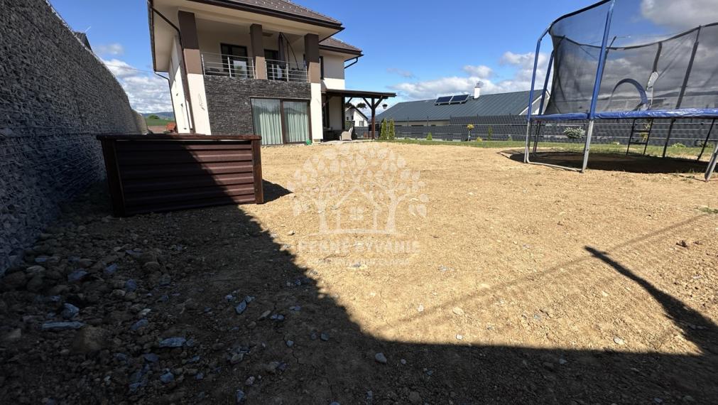 Skolaudovaná novostavba, nová terasa, nový plot nová skalka