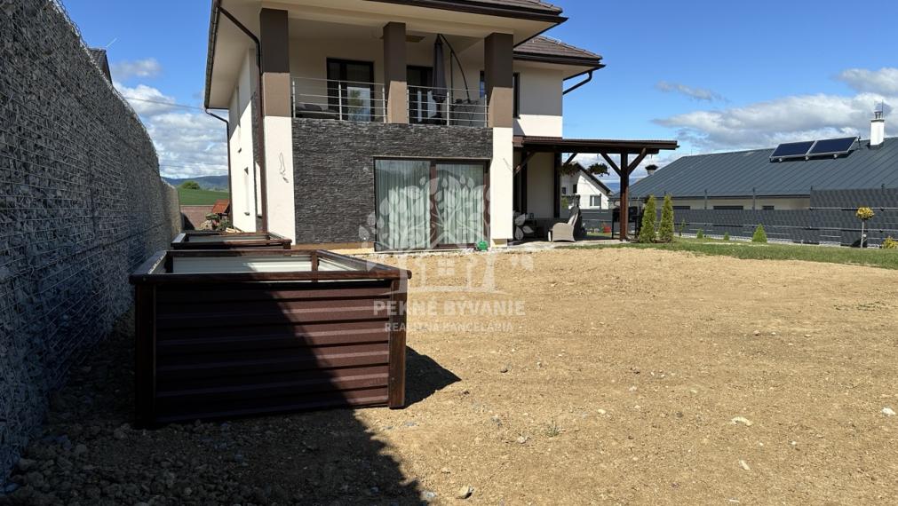 Skolaudovaná novostavba, nová terasa, nový plot nová skalka